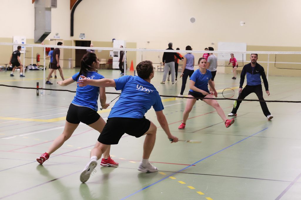 Image représentant des membres de l'UBAA en train de faire une partie de badminton à Albi.